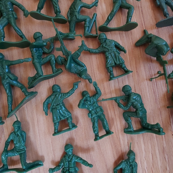Vintage Lot Plastic Military Figures Native Americans Cowboys Play Mat Cake Top - Picture 11 of 13